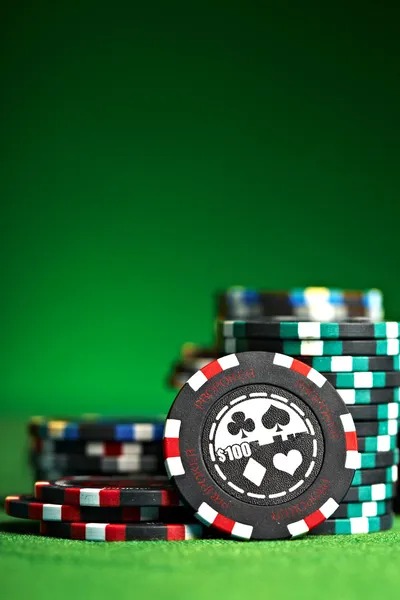 Mobile interface showing Free Play account balance and live table selection on unduh